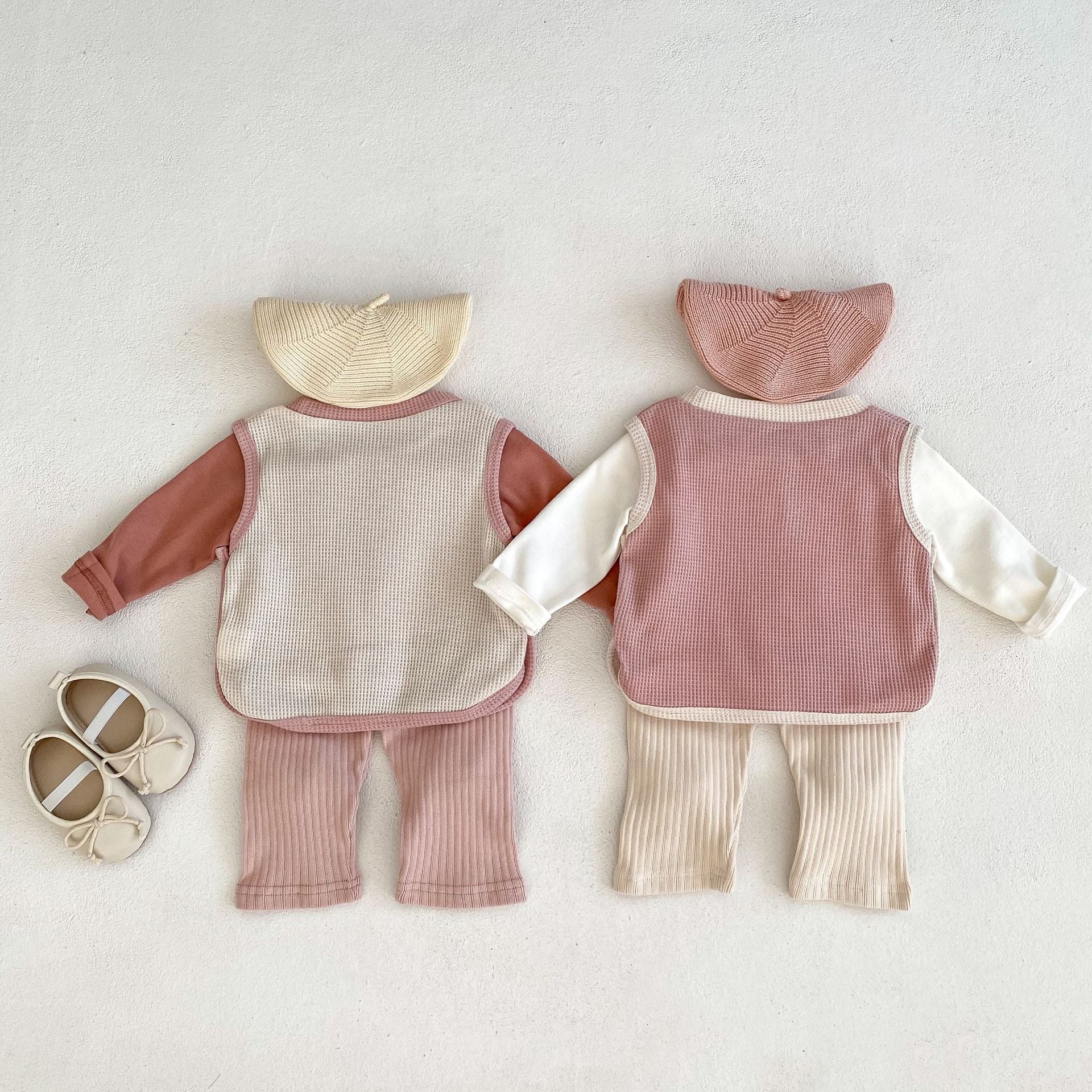 Ensemble 3 pièces gilet ours brodé + chemise à bascule de couleur unie + leggings pour bébé fille