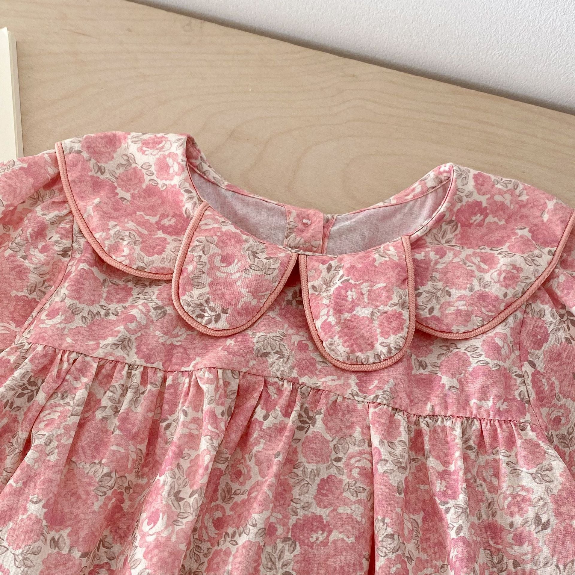 Robe fleurie de printemps pour bébé fille