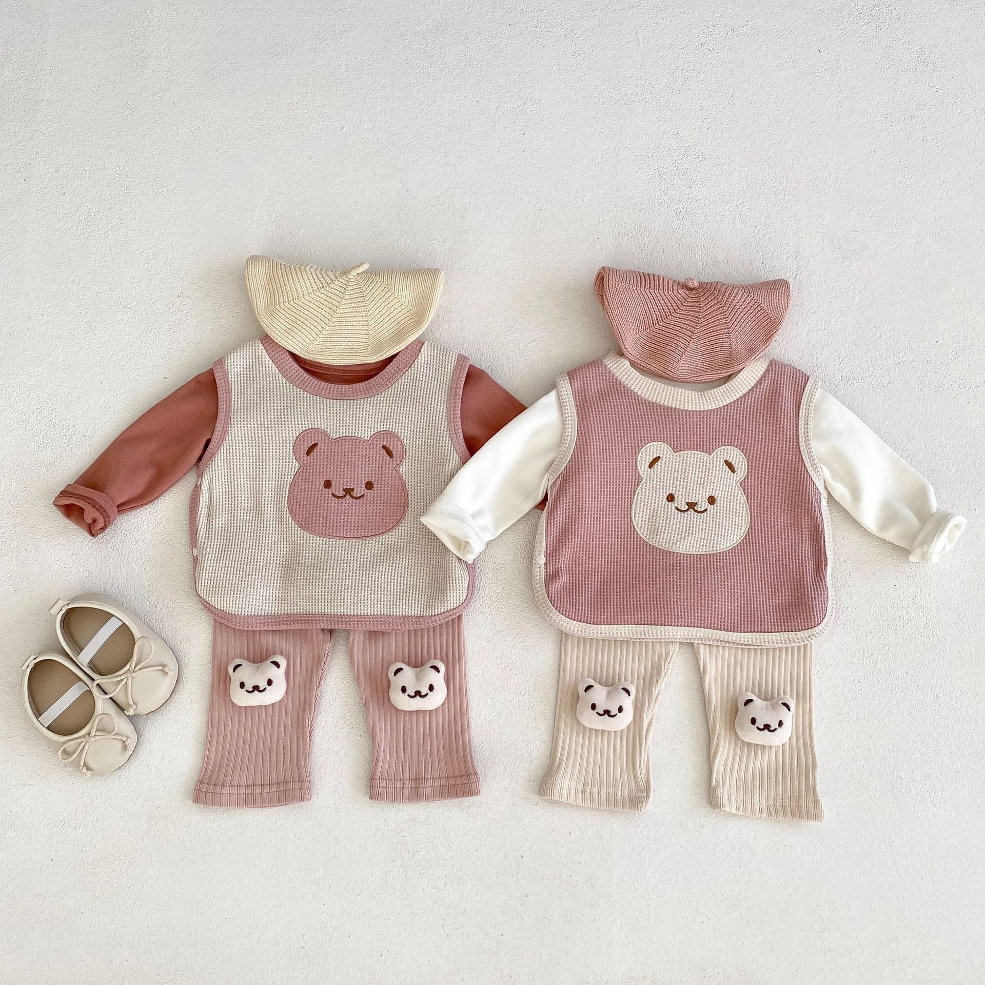 Ensemble 3 pièces gilet ours brodé + chemise à bascule de couleur unie + leggings pour bébé fille